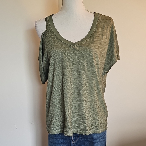 Evereve Tops - Evereve Olive Short Sleeve Tee